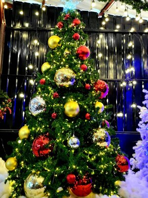 ต้นคริสต์มาสปลอม12ฟุตตกแต่งบอลหลากสี