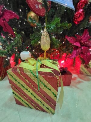 กล่องของขวัญคริสต์มาสตกแต่งใหญ่