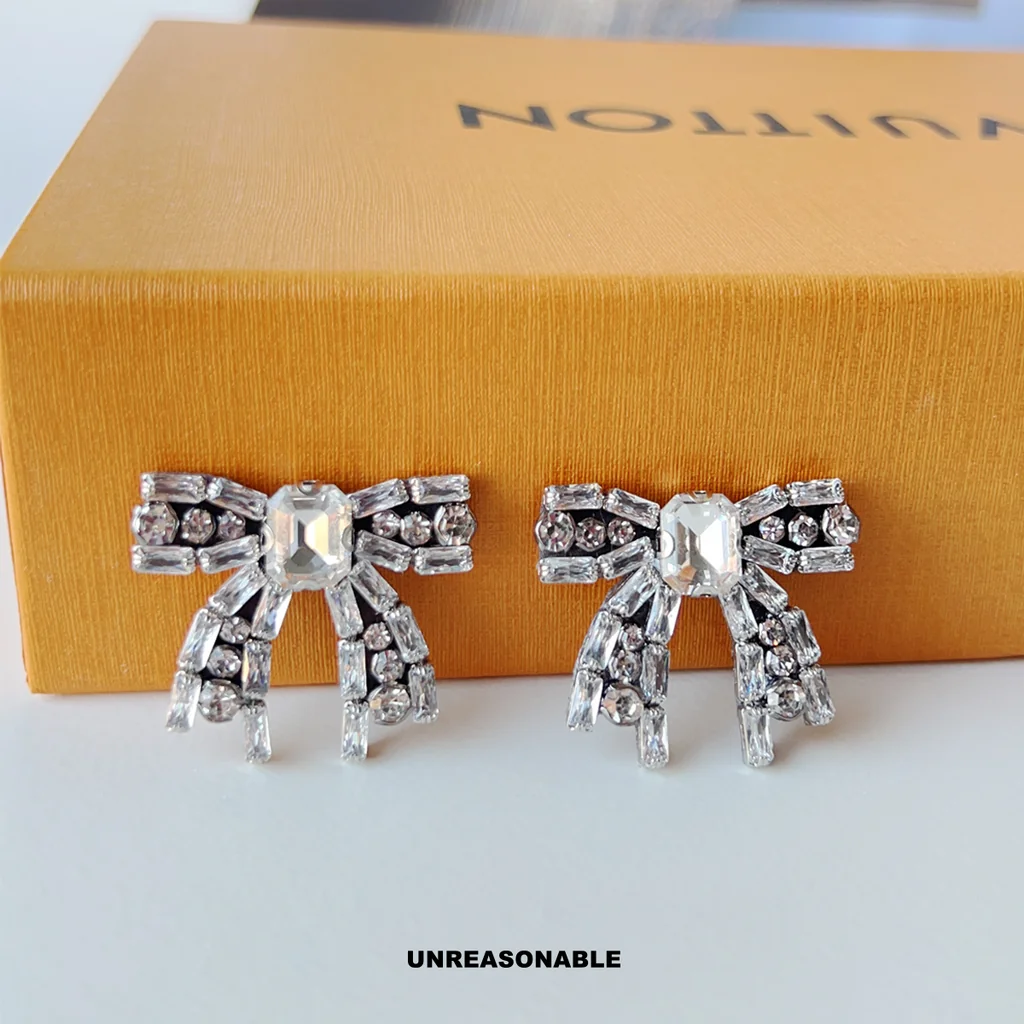 Glitter Riot Bow earrings. ต่างหูโบว์คริสตัล Glitter Riot Bow earrings. ต่างหูโบว์คริสตัล