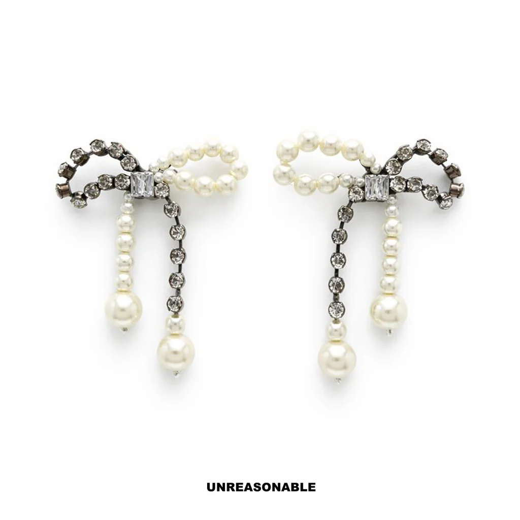 Unruly Bow Earrings ต่างหูโบว์มุกคริสตัล