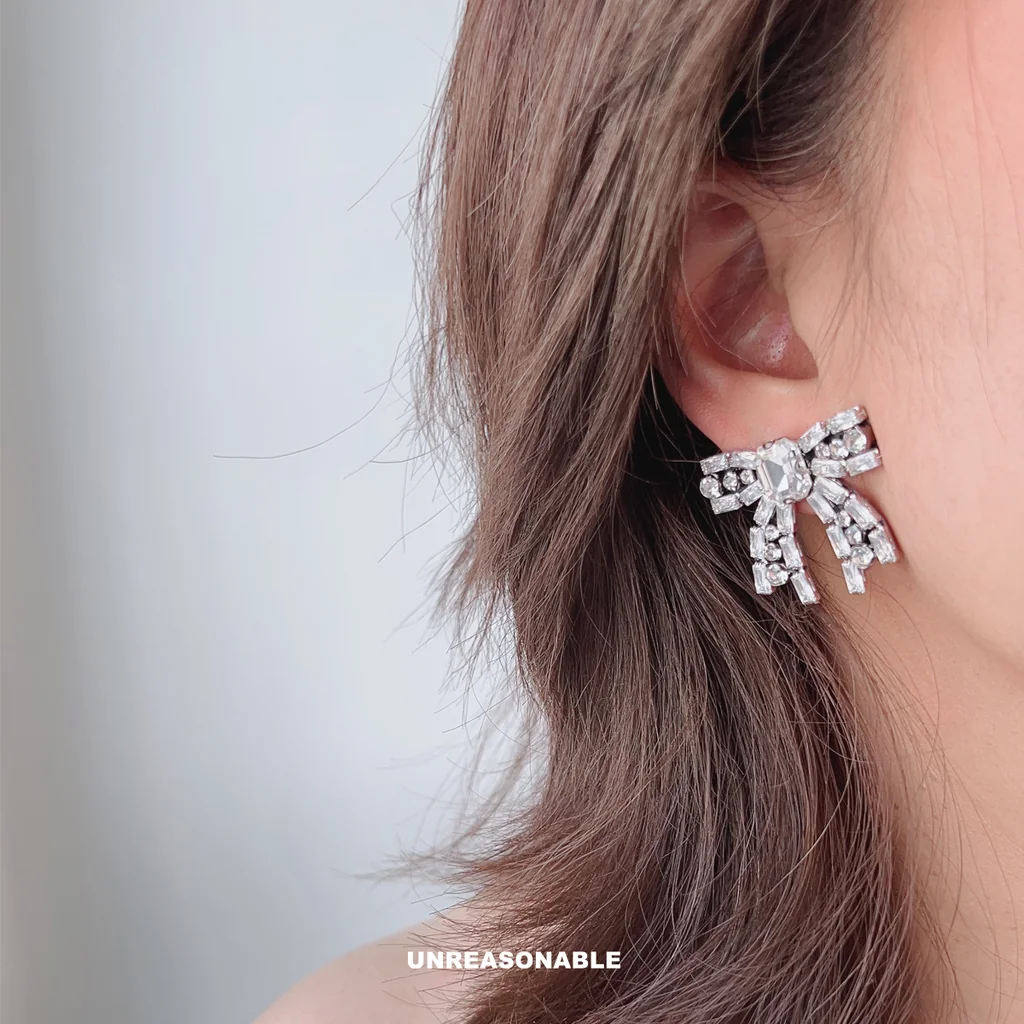 Glitter Riot Bow earrings. ต่างหูโบว์คริสตัล Glitter Riot Bow earrings. ต่างหูโบว์คริสตัล