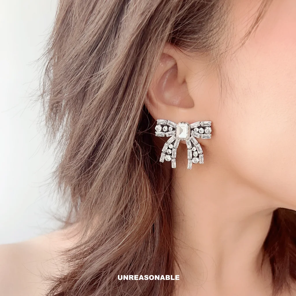 Glitter Riot Bow earrings. ต่างหูโบว์คริสตัล Glitter Riot Bow earrings. ต่างหูโบว์คริสตัล