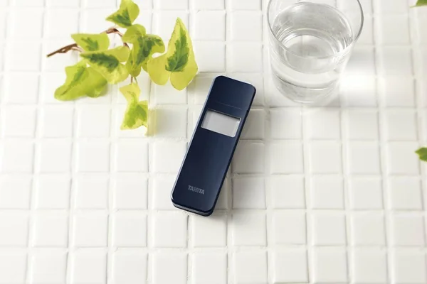 เครื่องเป่าแอลกอฮอล์มาตรฐานญี่ปุ่น Tanita แบบ Slim รับประกันศูนย์ไทย 1 ปี (ไม่ต้องใช้หลอดเป่า) เทคโนโลยีญี่ปุ่น ใช้งานง่ายและรวดเร็ว พกพาได้ จอLCDแสดงผลหน่วยเป็นตัวเลข 2 หลัก อ่านค่าเป็นตัวเลขตั้งแต่ 0 – 50 mg% image 5 เครื่องเป่าแอลกอฮอล์มาตรฐานญี่ปุ่น Tanita แบบ Slim รับประกันศูนย์ไทย 1 ปี (ไม่ต้องใช้หลอดเป่า) เทคโนโลยีญี่ปุ่น ใช้งานง่ายและรวดเร็ว พกพาได้ จอLCDแสดงผลหน่วยเป็นตัวเลข 2 หลัก อ่านค่าเป็นตัวเลขตั้งแต่ 0 – 50 mg% image 5