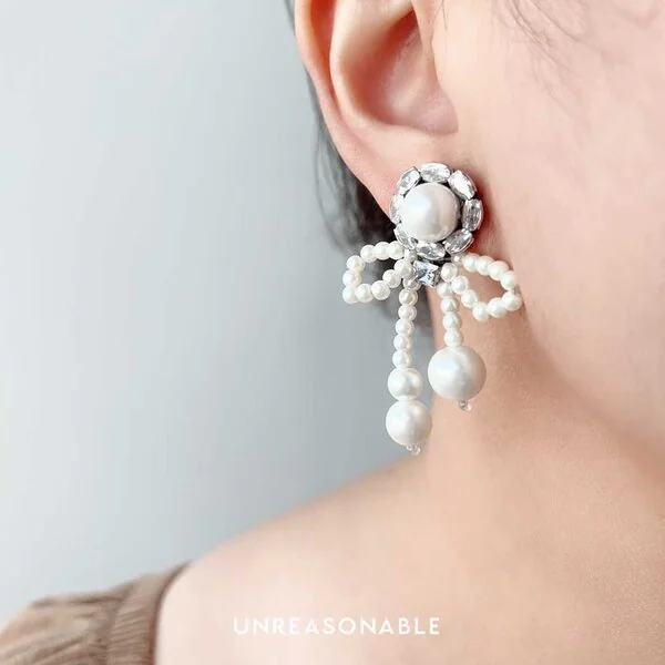 ต่างหูโบว์ Romance Bow Pearl Drop Earrings ต่างหูคลิป ต่างหูก้านเงินแท้ น้ำหนักเบา UA0901-01 Unreasonable Accessories image 4 ต่างหูโบว์ Romance Bow Pearl Drop Earrings ต่างหูคลิป ต่างหูก้านเงินแท้ น้ำหนักเบา UA0901-01 Unreasonable Accessories image 4
