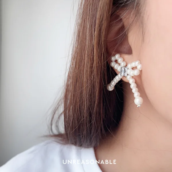 ต่างหูโบว์ มุกแก้ว Glass Pearl ต่างหูคลิป ต่างหูก้านเงินแท้ UA0935-01 Unreasonable Accessories image 2 ต่างหูโบว์ มุกแก้ว Glass Pearl ต่างหูคลิป ต่างหูก้านเงินแท้ UA0935-01 Unreasonable Accessories image 2