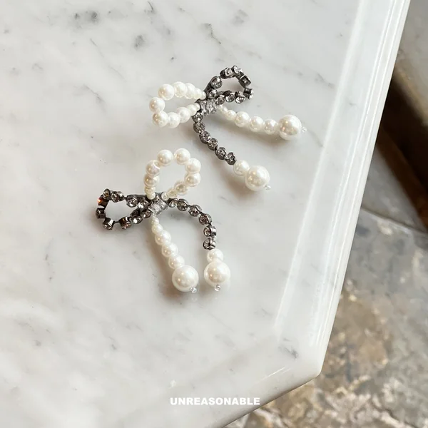 Unruly Bow Earrings ต่างหูโบว์มุกคริสตัล สีขาว UA0903-01 Unreasonable Accessories image 3
