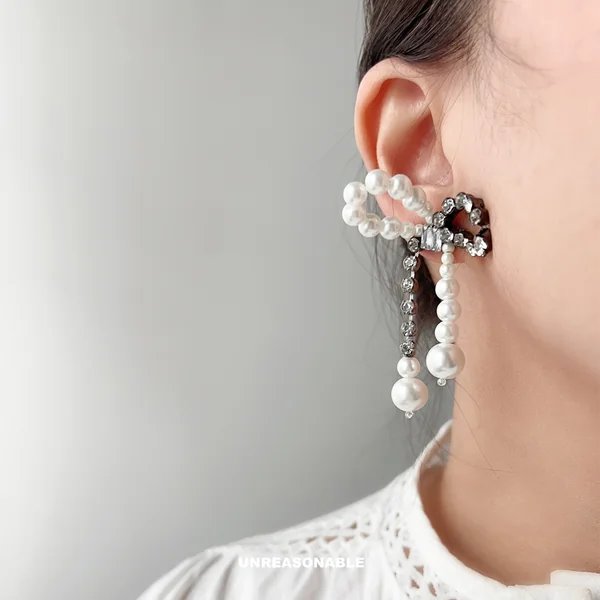 Unruly Bow Earrings ต่างหูโบว์มุกคริสตัล สีขาว UA0903-01 Unreasonable Accessories image 2