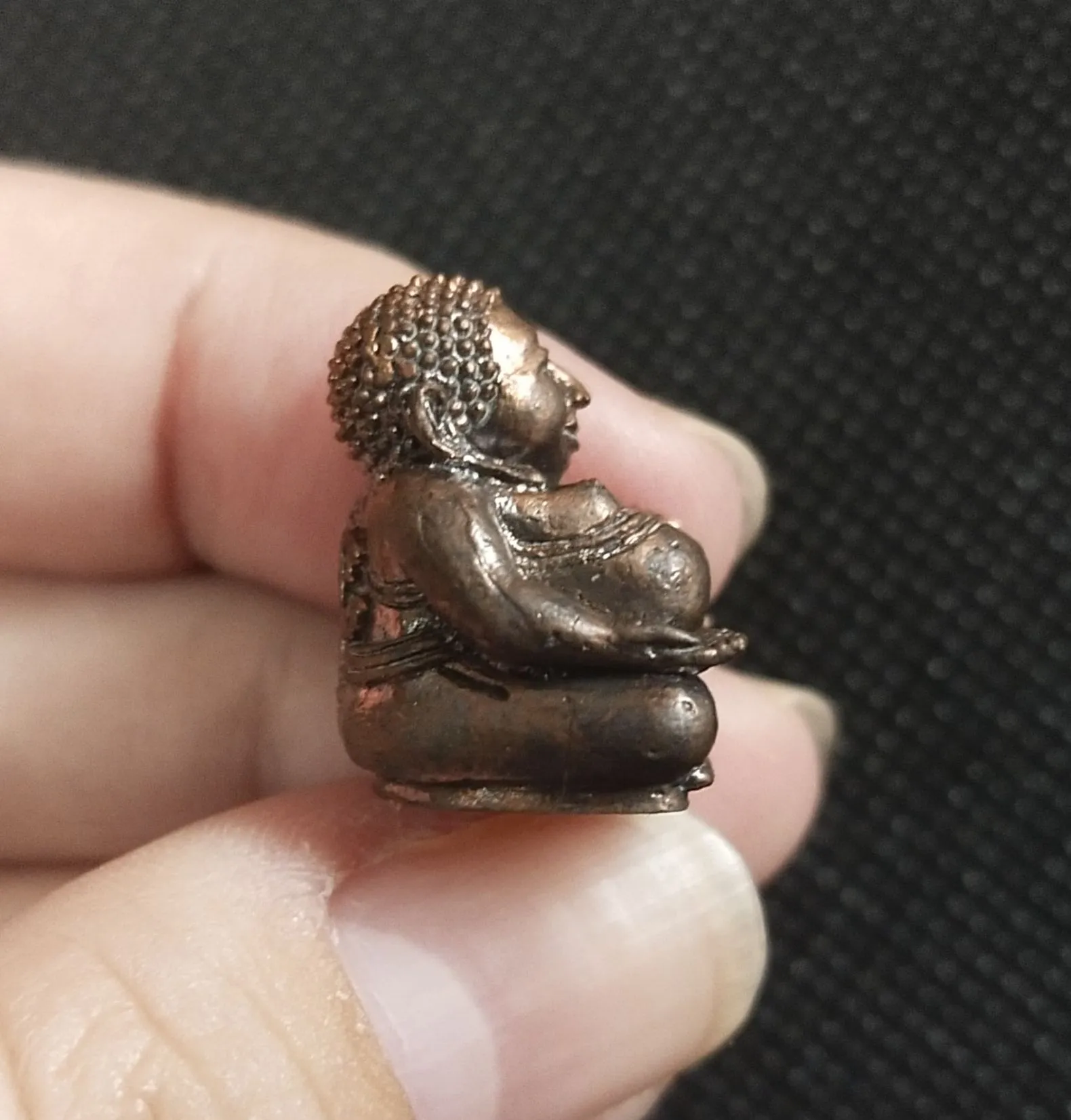 พระสังกัจจายน์น้อยร้อยล้าน เนื้อสัมฤทธิ์มหาชนวน พ่อท่านคลิ้ง วัดถลุงทอง จ.นครศรีธรรมราช ปี 2557 (เลข960)